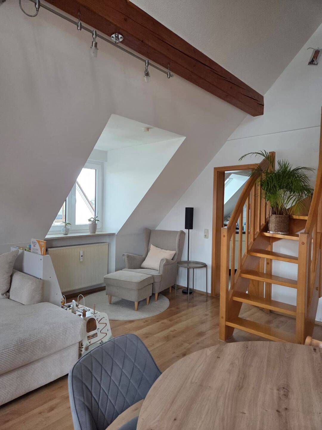 Helle 3-Zimmer-Dachgeschosswohnung mit Galerie, Balkon und Stellplatz – provisionsfrei von privat, 89331 Burgau