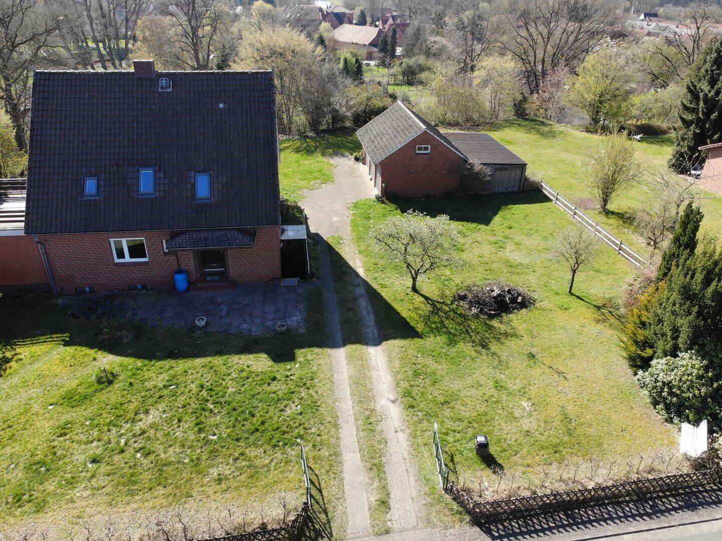 Viel Platz für die große Familie! 160 m² Wfl. 1907 m² Grundstück, 4 Garagen in ruhiger Lage!, 31618 Liebenau
