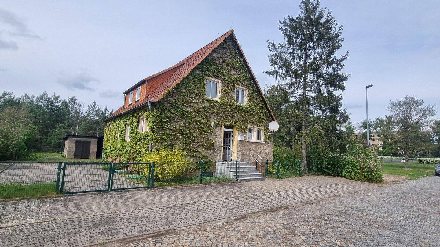 Einfamilienhaus / ehemaliges Praxisgebäude in ruhiger Lage, 17309 Viereck