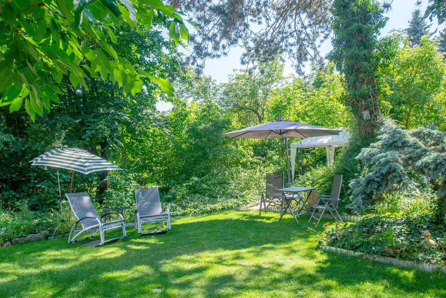 Freistehend wirkende DHH mit großem Garten, 3 separaten Wohnbereichen, Keller & Garage, 12107 Berlin (Tempelhof-Schöneberg)