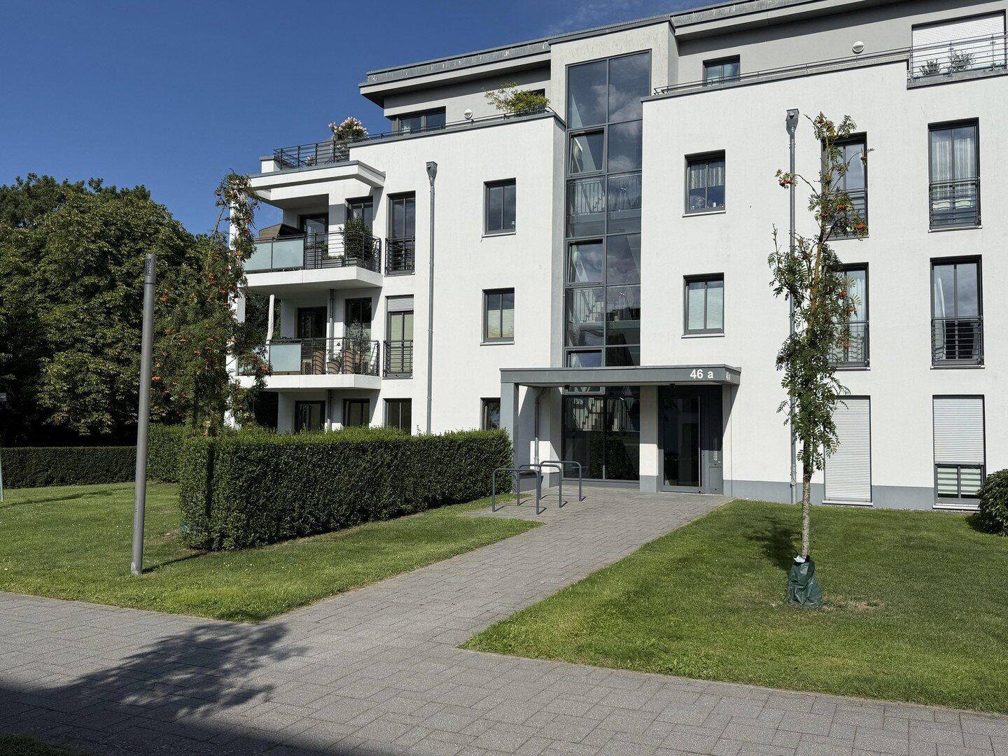 Nur 100 m vom Meer entfernt – Stilvolle 3 ZKB Wohnung mit Marken EBK u. TG Stellplatz