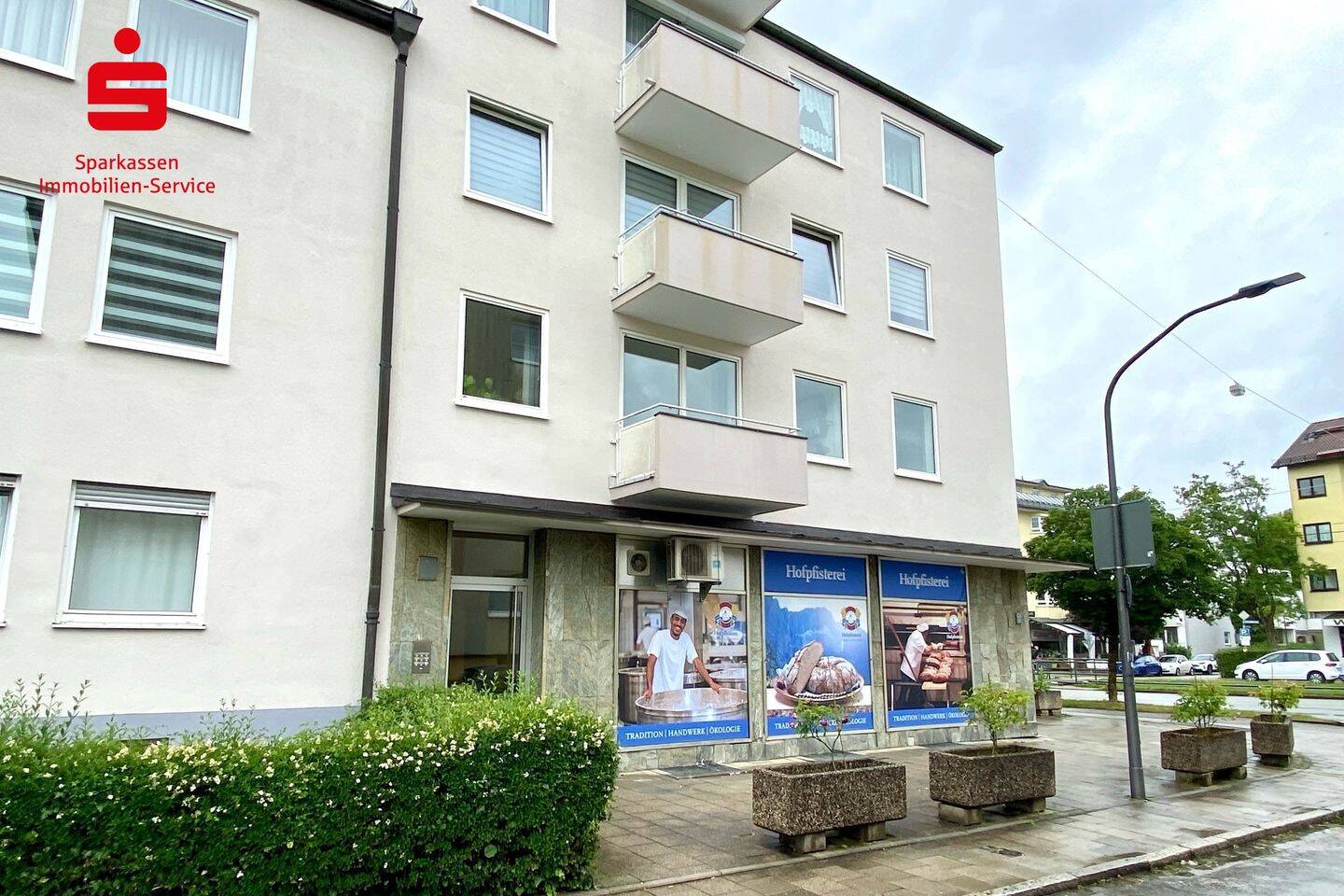 Möblierte modernisierte 2-Zimmer-Wohnung mit zwei Balkonen, 81673 München (Berg am Laim)