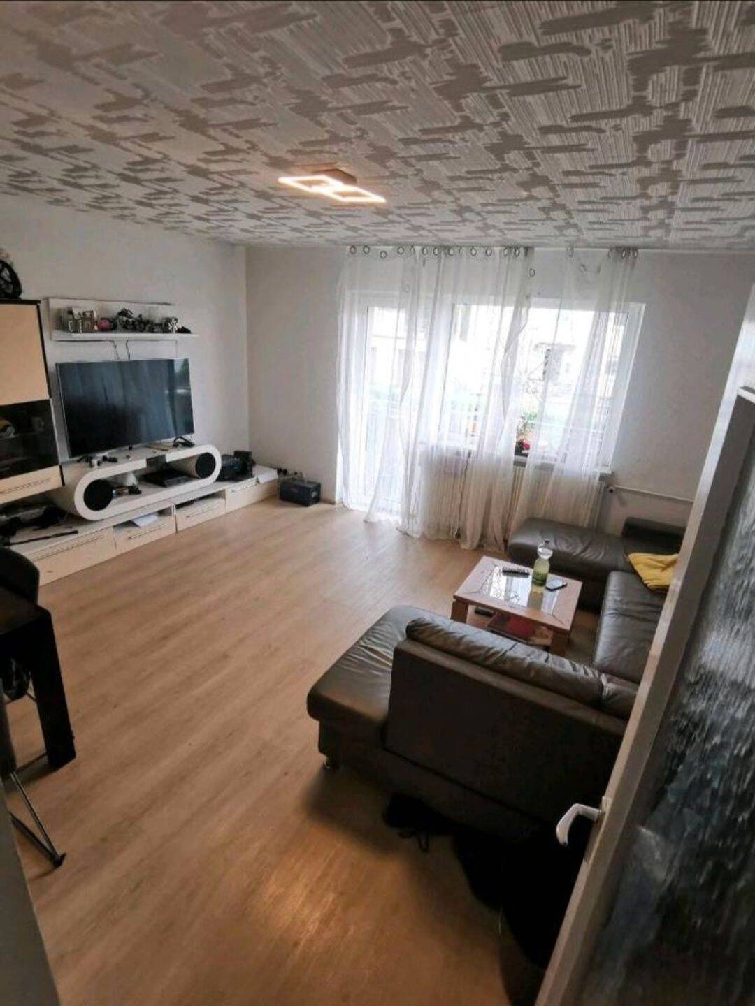 Drei Zimmer Wohnung mit Garage und Balkon in Niederwerrn, 97464 Niederwerrn