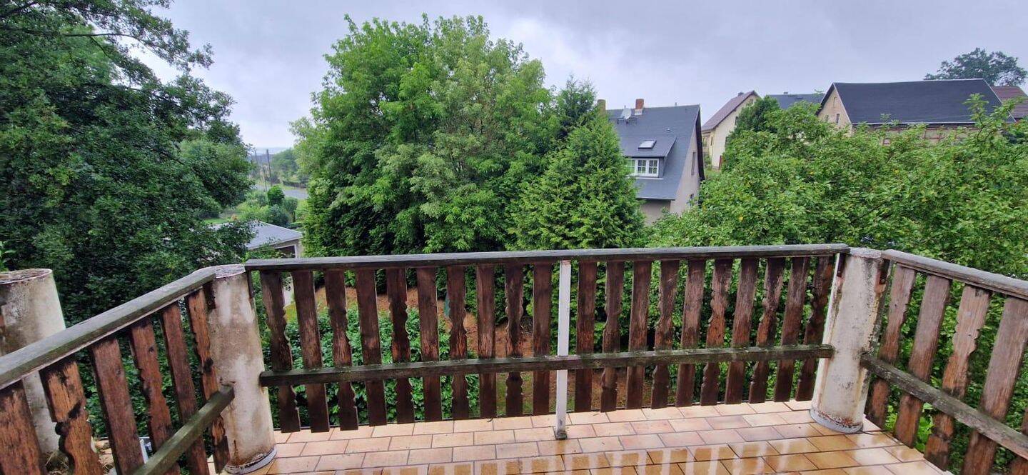 Helle 2-Zimmer-Wohnung mit Balkon und Stellplatz in Reinholdshain, 8371 Glauchau