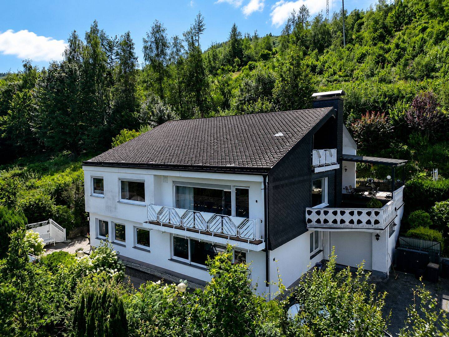 / Ein Zuhause mit vielen Möglichkeiten – Großzügiges Einfamilienhaus mit ELW in Altenhundem!, 57368 Lennestadt