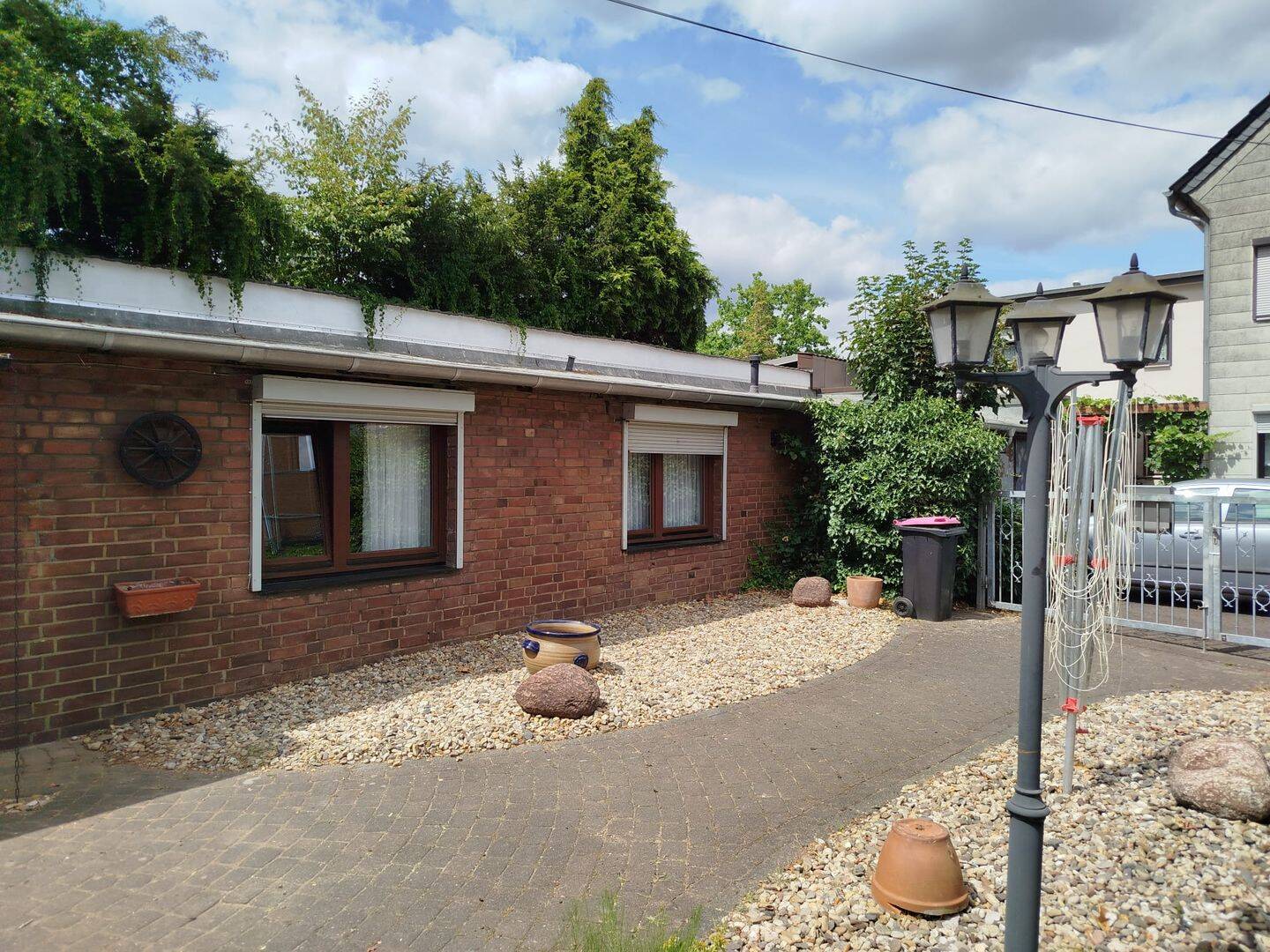 kleine Altbauwohnung mit Rosen/Kräutergarten, 41460 Neuss