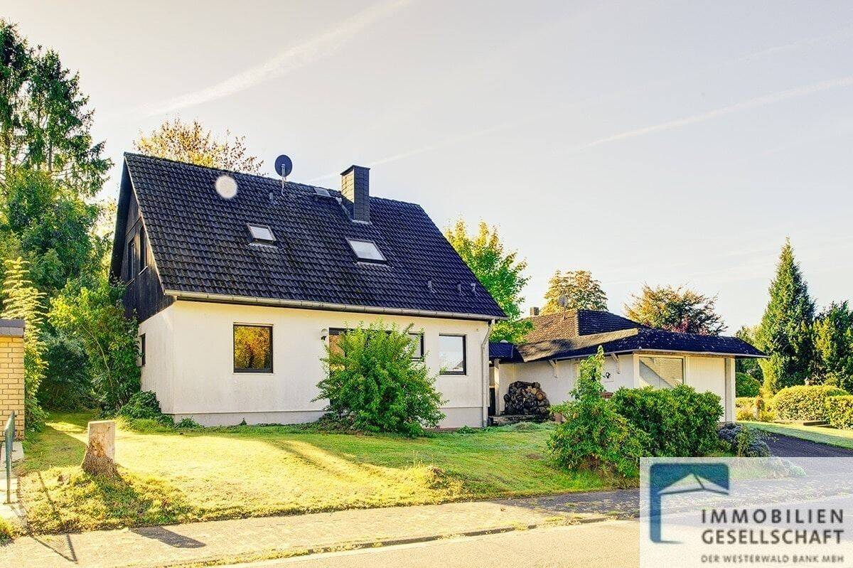 Ein-/Zweifamilienhaus in ruhiger Wohngegend mit nahezu ebenerdigem Gartengrundstück und Doppelgarage, 57635 Weyerbusch
