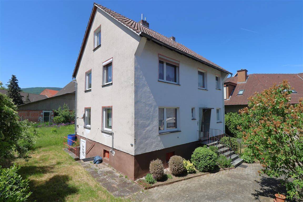 Bezahlbar, solide, massiv: Einfamilienhaus mit zwei Garagen und Garten, 37297 Berkatal