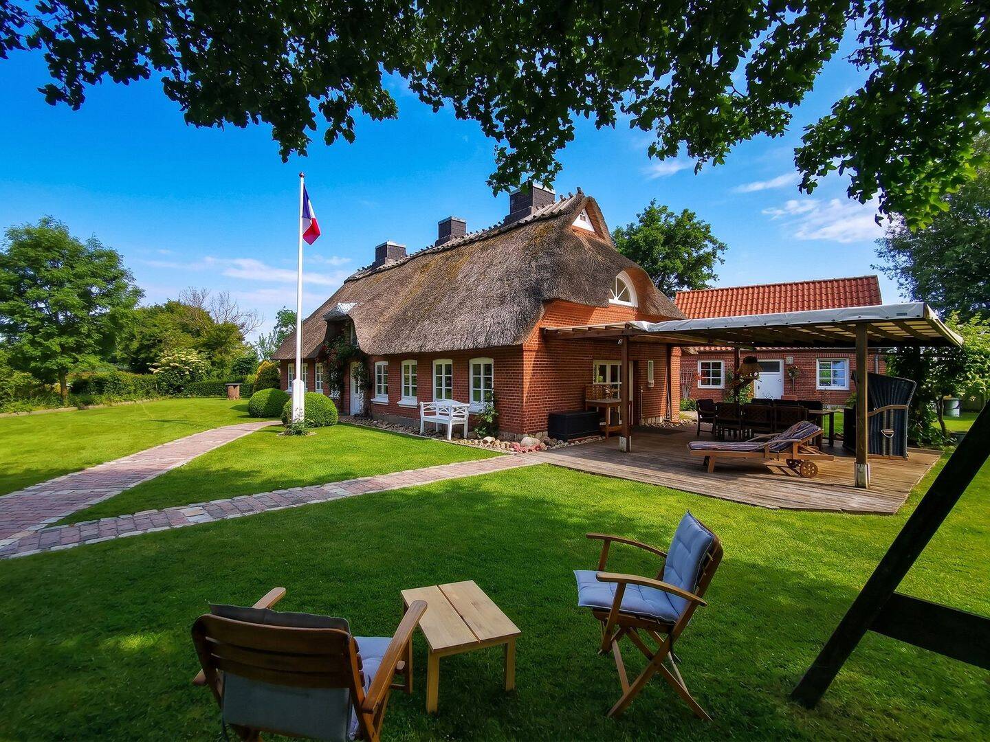 Familienfreundliches Reetdachhaus mit großem Garten in naturnaher Feldrandlage, 24966 Sörup