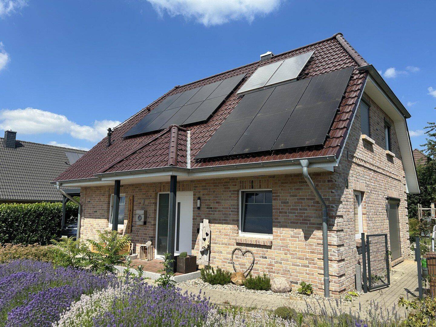 Modernes Einfamilienhaus mit Photovoltaikanlage und Garten in Wacken, 25596 Wacken