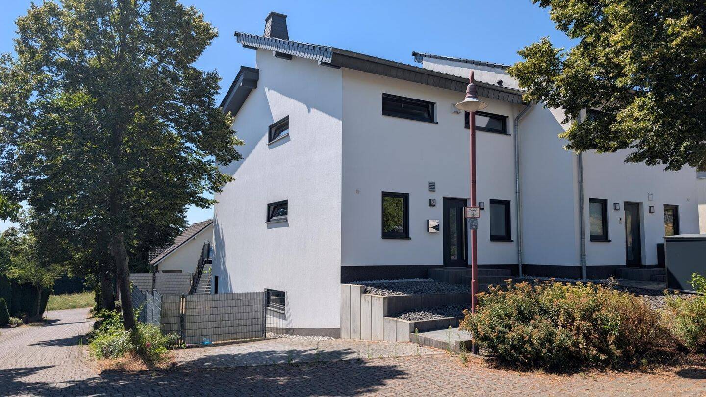 Hochwertige Doppelhaushälfte mit einzigartiger Aussicht über Polch und das Maifeld, 56751 Polch
