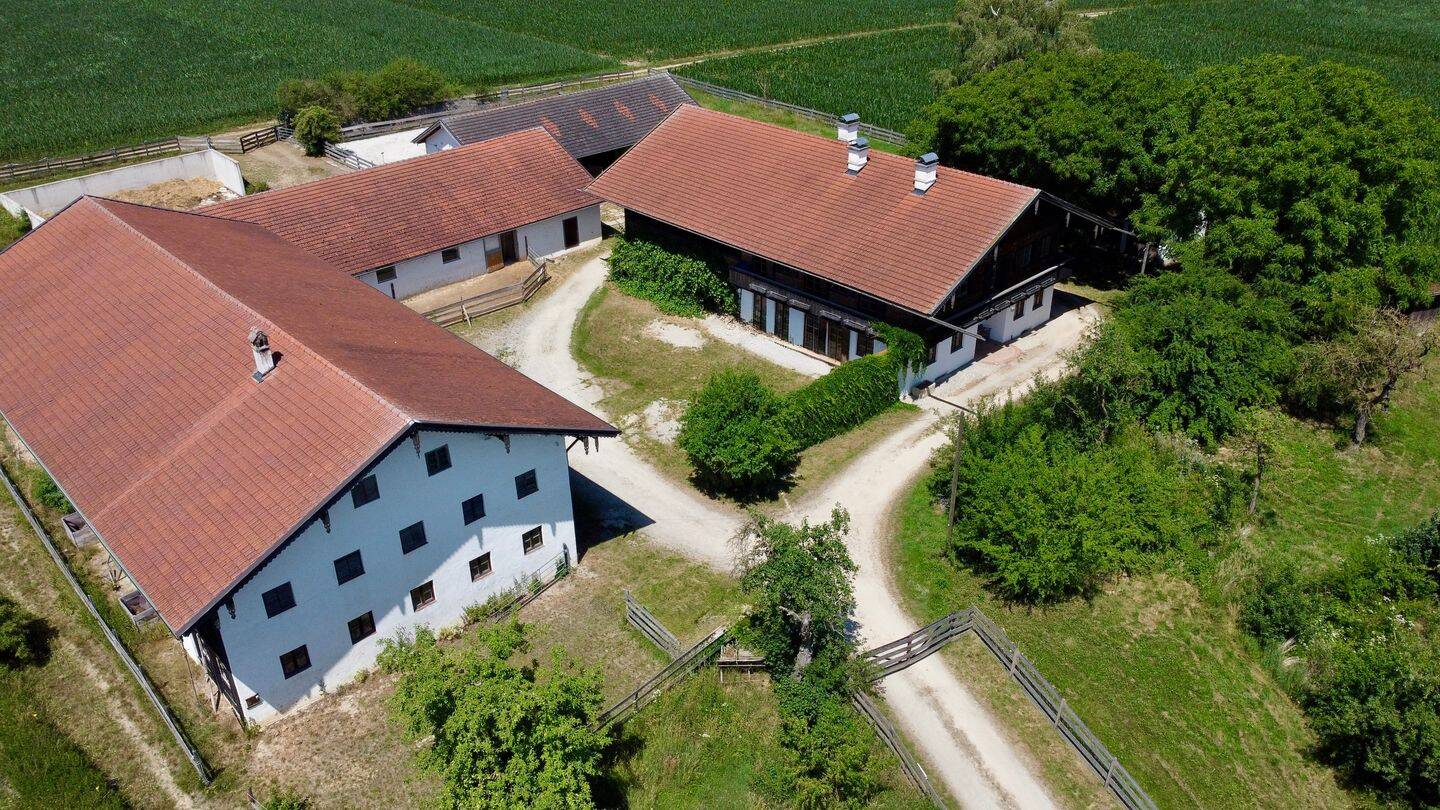 Ein Hofanwesen für Menschen mit Visionen – Wohnen, Pferdehaltung und Arbeiten auf über 13.000 m², 83342 Tacherting