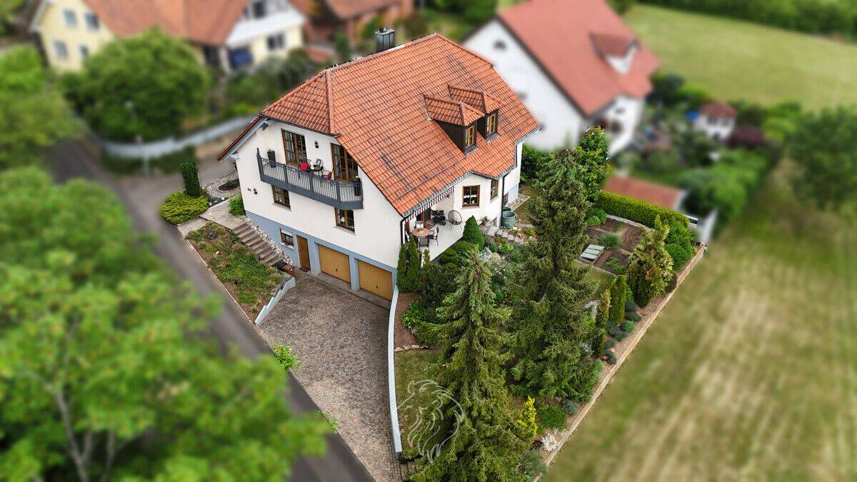 Familienidylle mit traumhaftem Blick – gepflegtes Einfamilienhaus mit Südgarten und Doppelgarage, 97450 Arnstein