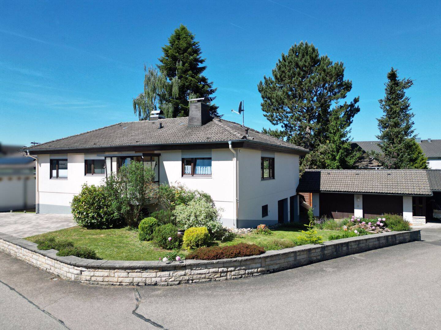 Wohnen auf einer Ebene. Moderne 7 Zimmer auf 206 m². Mit separater Einliegerwohnung. Plus 4 Garagen., 79877 Friedenweiler