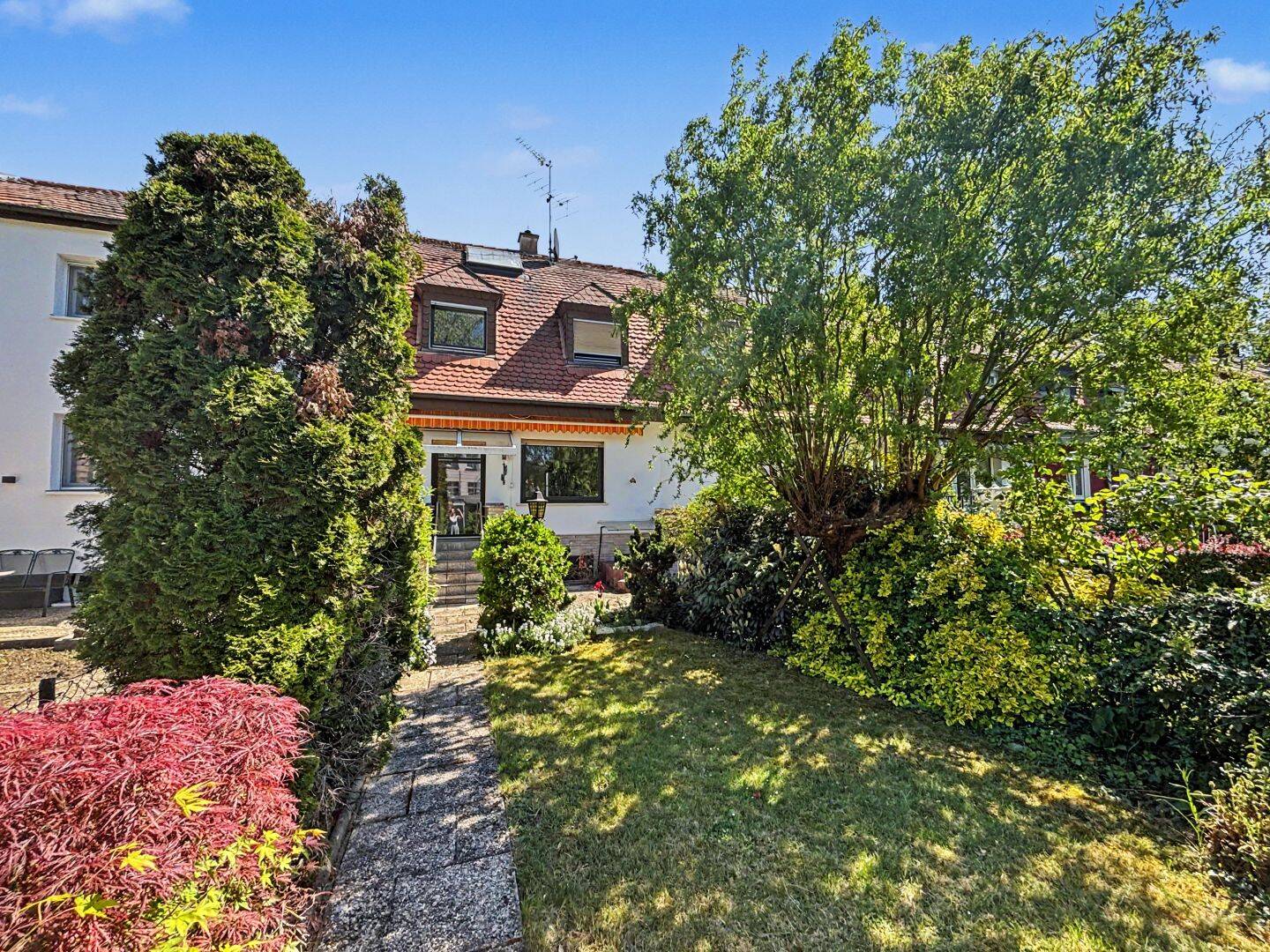 Reihenmittelhaus mit Garten und Entwicklungspotenzial in gefragter Lage von Offenbach, 63071 Offenbach am Main (Offenbach am Main Tempelsee)