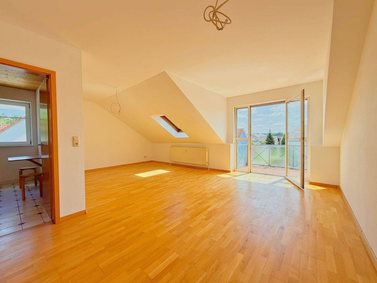 Helle, neu überarbeitete 2,5-Zimmer-Wohnung mit Südbalkon, Stellplatz und direktem Weg zur Höllohe, 93158 Teublitz