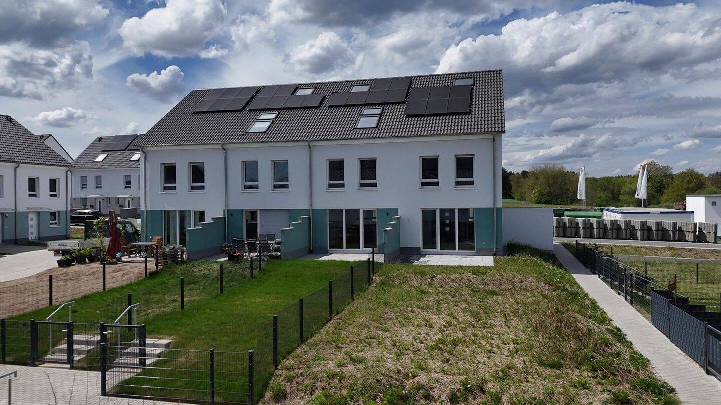 Exklusives Neubau-Reihenmittelhaus (KfW 40 QNG) mit PV-Anlage, Garten und moderner Einbauküche, 91154 Roth