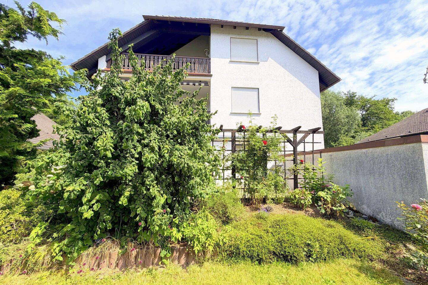 Karben, Petterweil: Zweifamilienhaus mit großem Garten & 2 Garagen, 61184 Karben