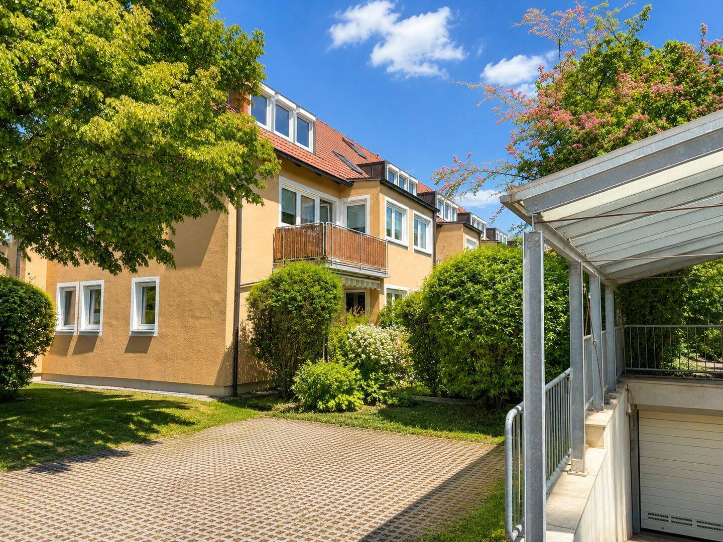 AIGNER – Helle 2-Zimmer-Wohnung mit Südbalkon in gepflegtem Zustand, 80999 München (Allach-Untermenzing)
