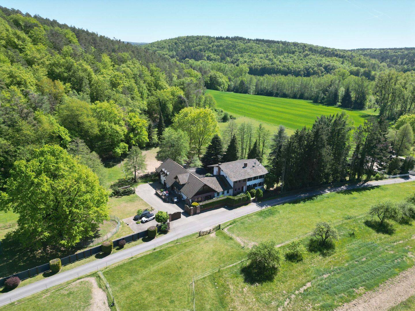 Exklusive Hofreite mit EFH, ZFH & Pferdehaltung in privater Waldrandlage, 63834 Sulzbach a. Main