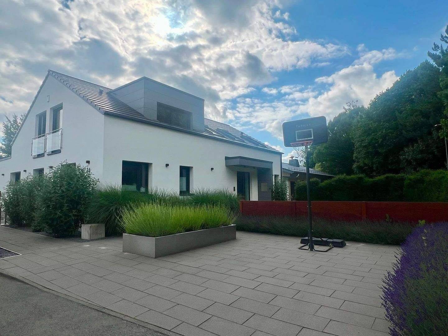 Wohnen auf höchstem Niveau: Repräsentatives Einfamilienhaus mit Traumgarten in begehrter Sackgassenlage, 33100 Paderborn
