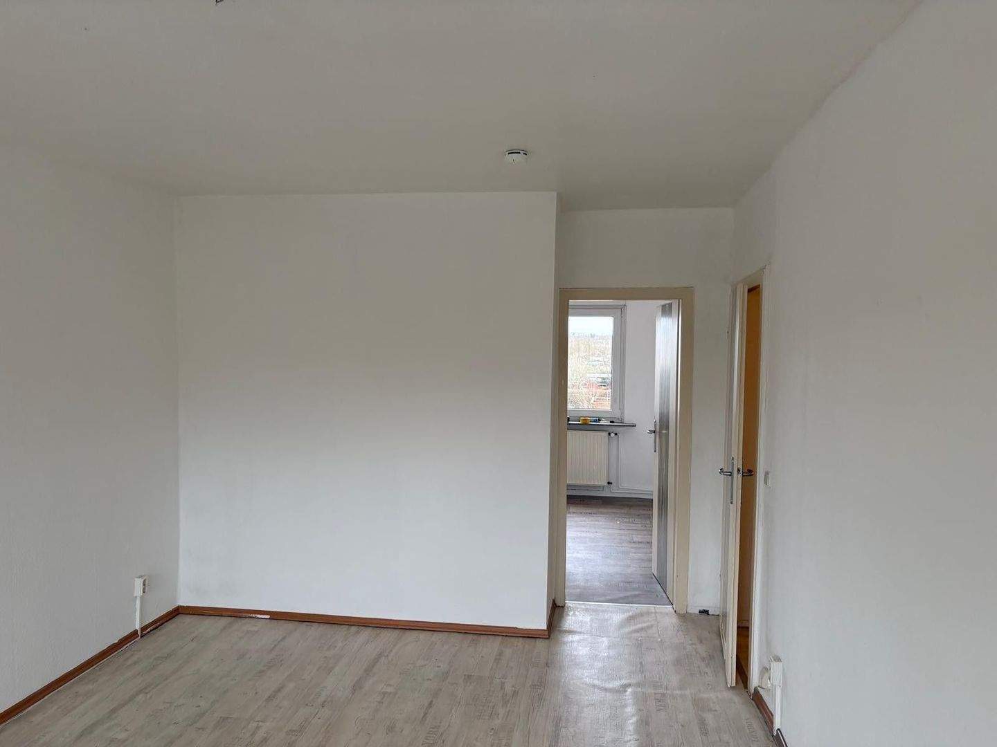 Jetzt eine helle frisch renovierte und sofort verfügbaren, 3 Zimmerwohnung mit Balkon mieten!!, 99869 Drei Gleichen (Günthersleben)