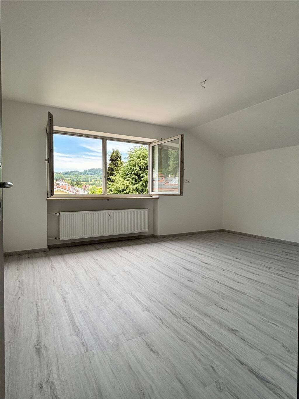 Renovierte 3-Zimmer-Dachgeschosswohnung in attraktiver Lage in Deggendorf!, 94469 Deggendorf