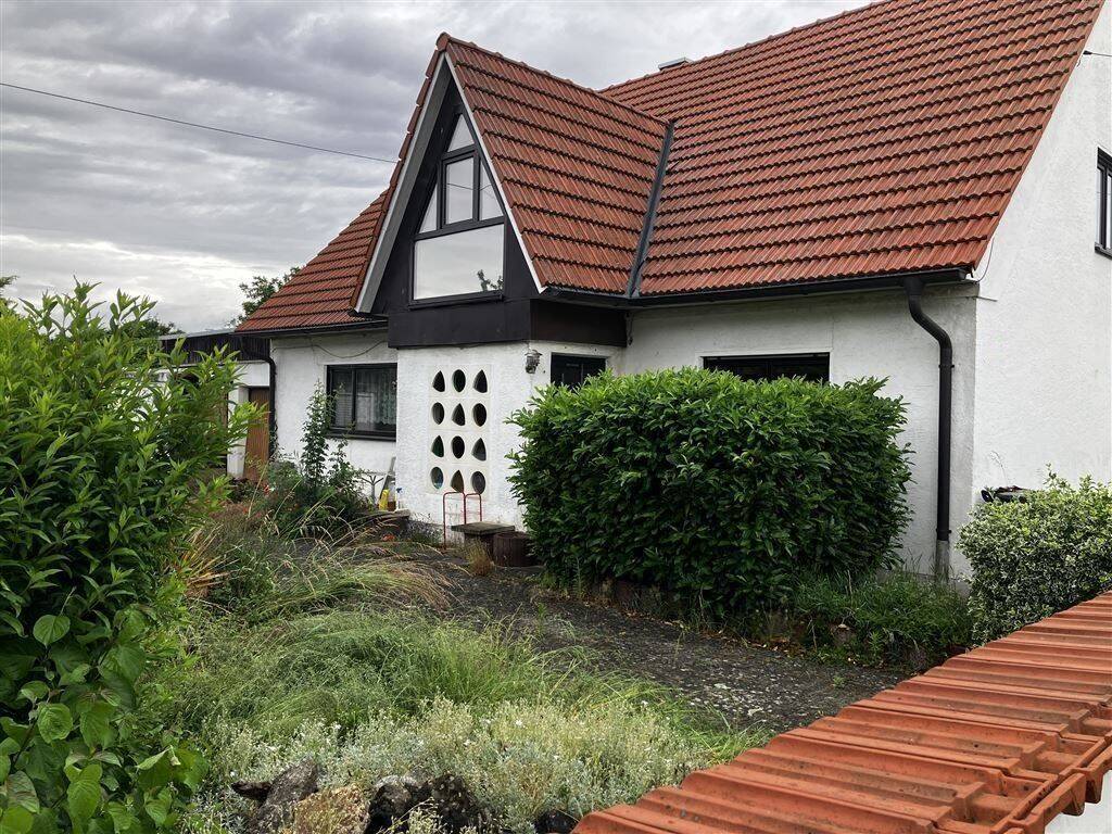 Familienfreundlich wohnen: EFH mit großer Dachterrasse, Kachelofen und Top-Anbindung in Eitensheim, 85117 Eitensheim