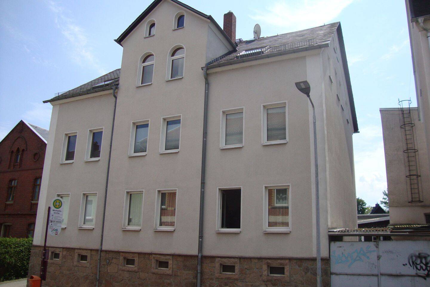 Vierfamilienhaus mit Garagen und Bungalow, 8112 Wilkau-Haßlau