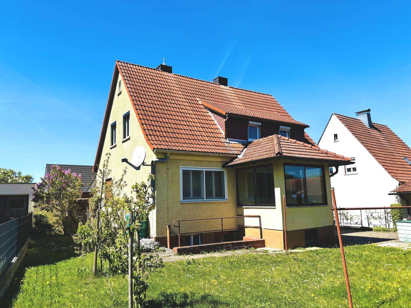 *PREISREDUZIERUNG* Einmalige Gelegenheit „Am Roßmarkt“ in Königsberg – Haus im Grünen mit 2 Garagen und Blick zum Schloßberg, 97486 Königsberg i. Bay.