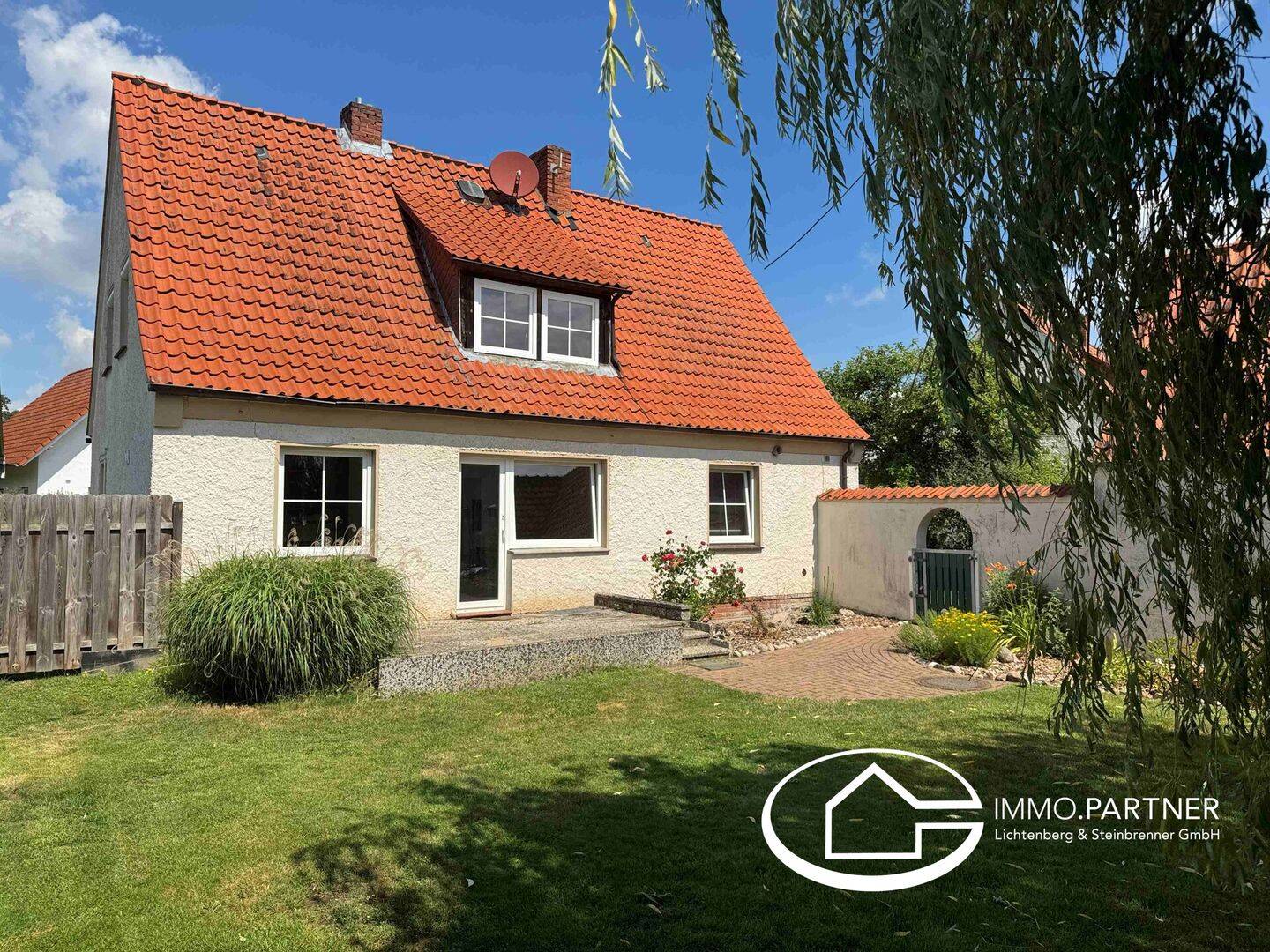 Von Ihrem IMMO.PARTNER: Einfamilienhaus in Sackgassenlage mit viel Potential und großem Garten, 31622 Heemsen