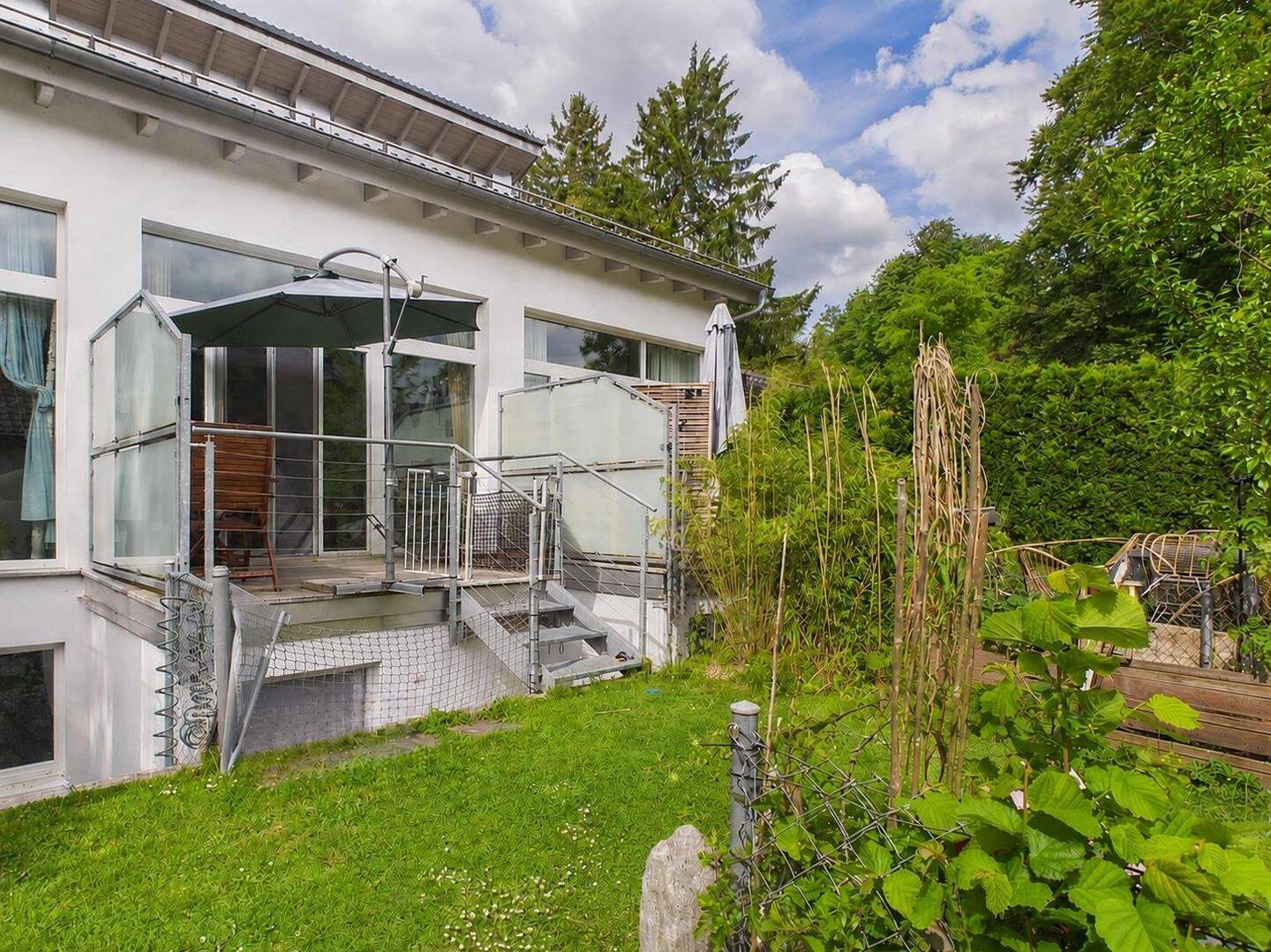 Modernes Reihenmittelhaus mit überhohen Decken und Südgarten, 82284 Grafrath