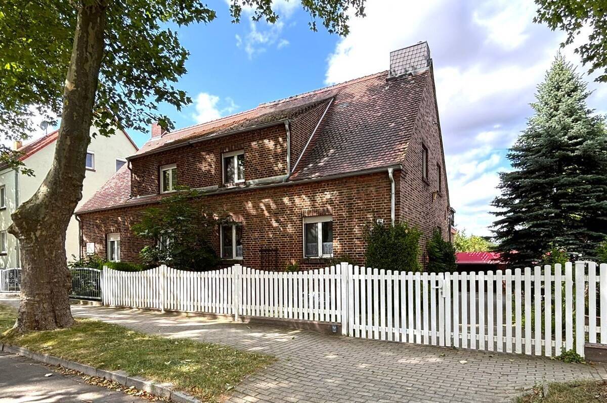 Wohnen, Werkeln, Genießen – geräumige Doppelhaushälfte mit Pool, Balkon und zwei Garagen in Wolfen!, 6766 Bitterfeld-Wolfen