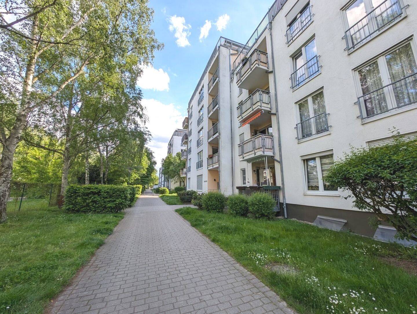 Vermietete Drei-Zimmer Wohnung mit Balkon, Aufzug und Tiefgarage-Stellplatz, 4249 Leipzig (Großzschocher Hartmannsdorf-Knautnaundorf Knautkleeberg-Knauthain Lausen-Grünau)