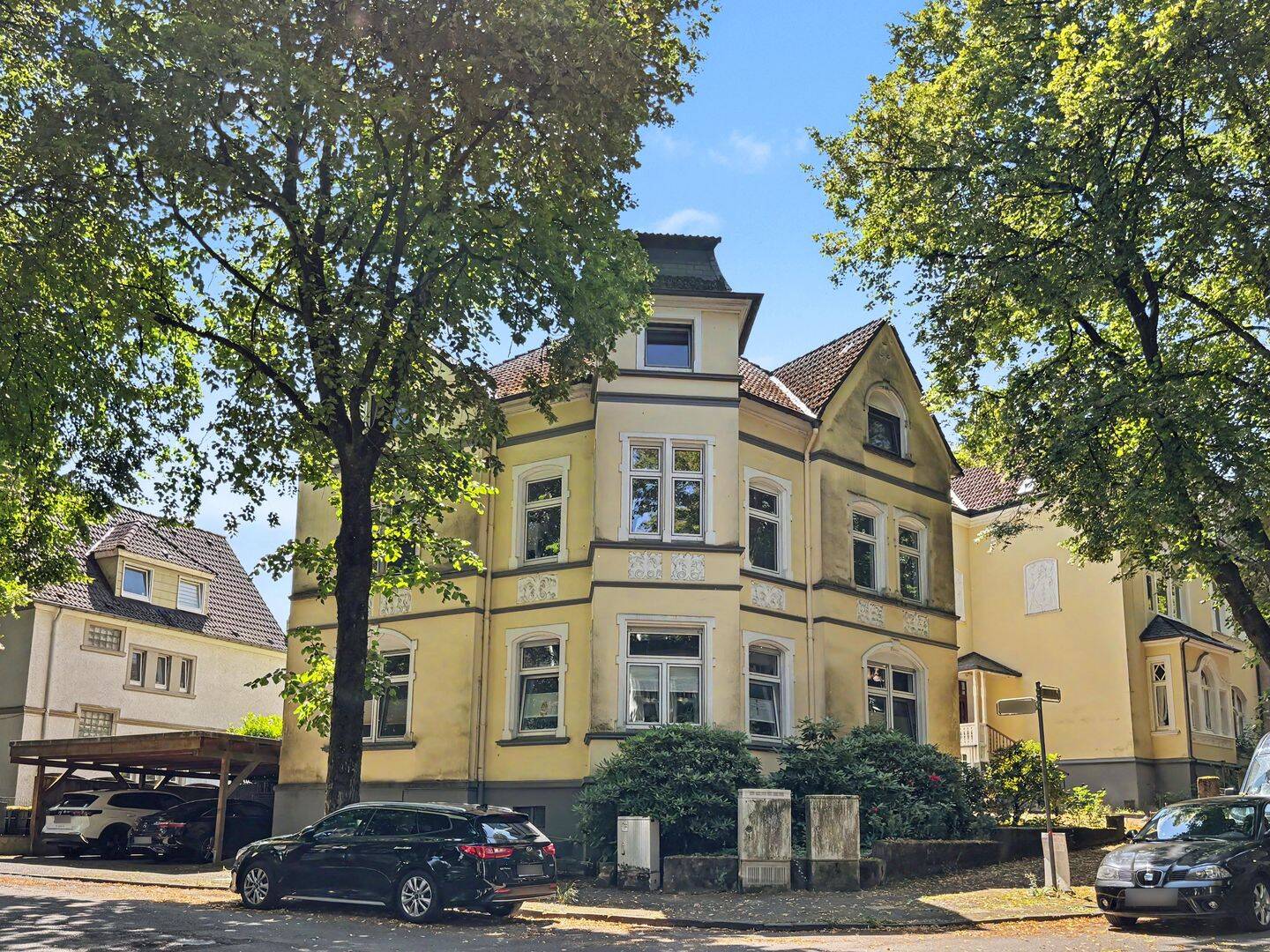 Attraktives Mehrfamilienhaus mit 3 Wohneinheiten und Doppelcarport in Remscheid-Lennep, 42897 Remscheid (Lennep)