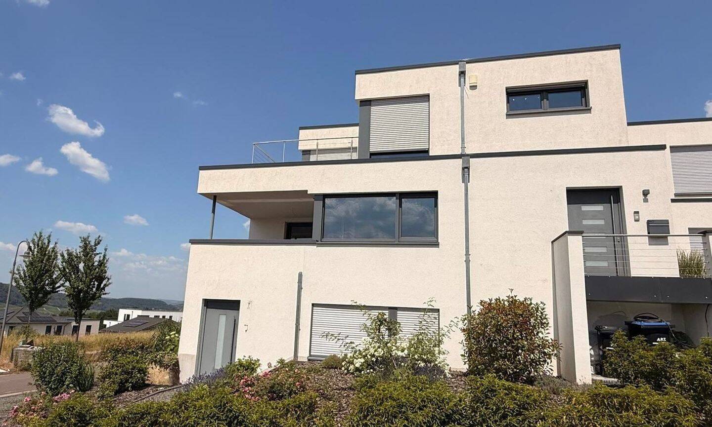 Neubau, Doppelhaushälfte, Wincheringen “Auf Mont”, 5 Zimmer, 2 Küchen, 2 Bäder, Dachterrasse und Loggia, 3 Etagen, geeignet als Mehrgenerationen-Haus, 54457 Wincheringen