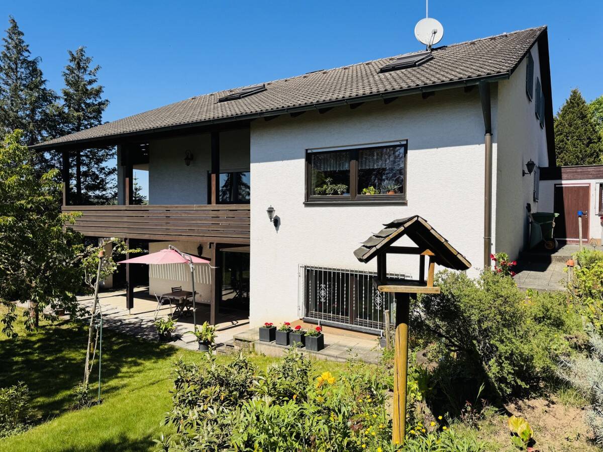 Landidylle trifft Stadtnähe – großzügiges Familienhaus mit Potenzial zum Zweifamilienhaus, 91054 Erlangen (Burgberg Erlangen-Nord Erlangen-Ost Innenstadt Sieglitzhof)
