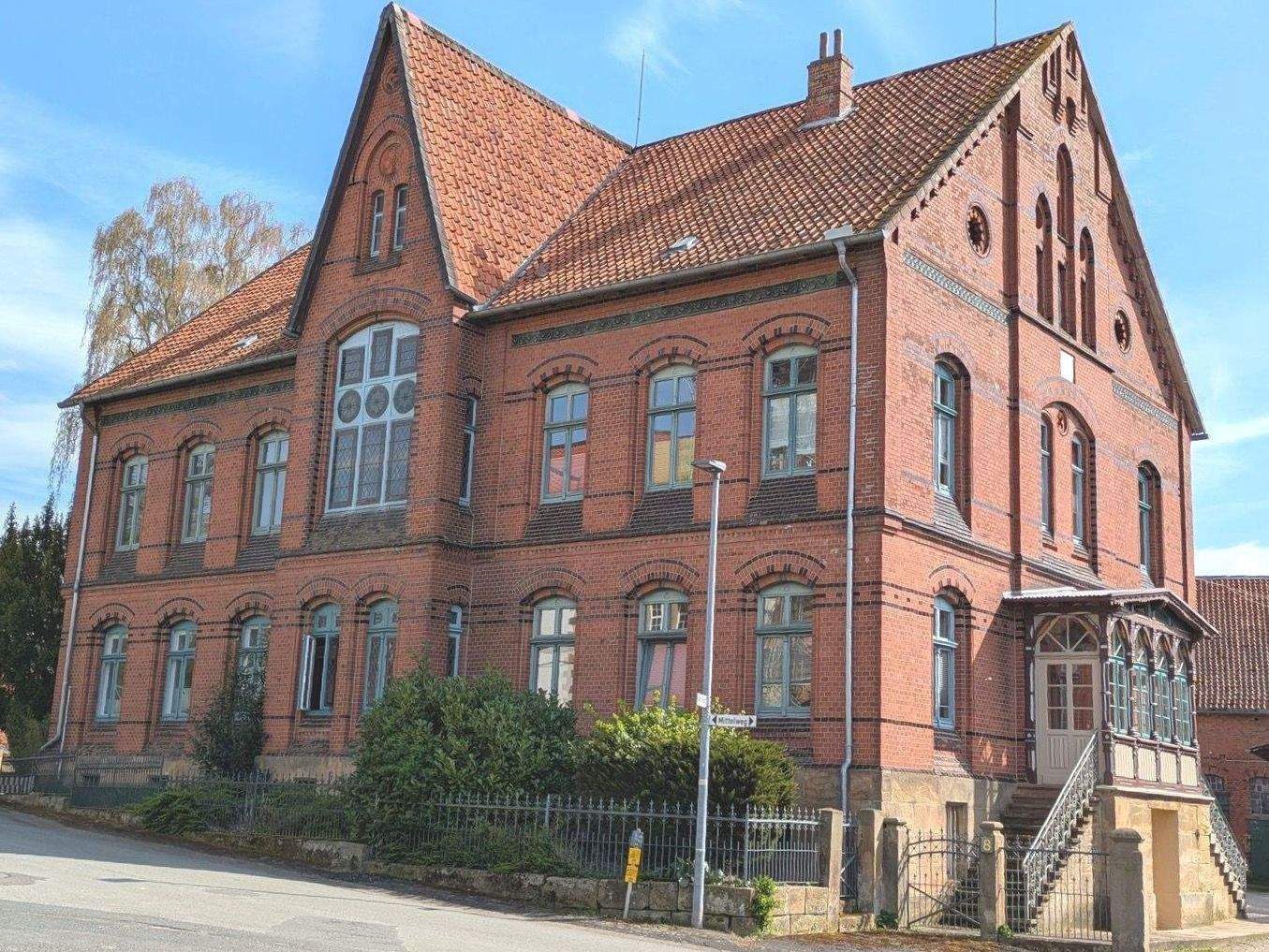Verkaufsangebot für ein historisches Hofgut, ca. 450 m² Wohnfläche, 4 WE zzgl. Stallungen, eigenes Grundstück von ca. 2.938 m² in 31167 Schlewecke, 31167 Bockenem