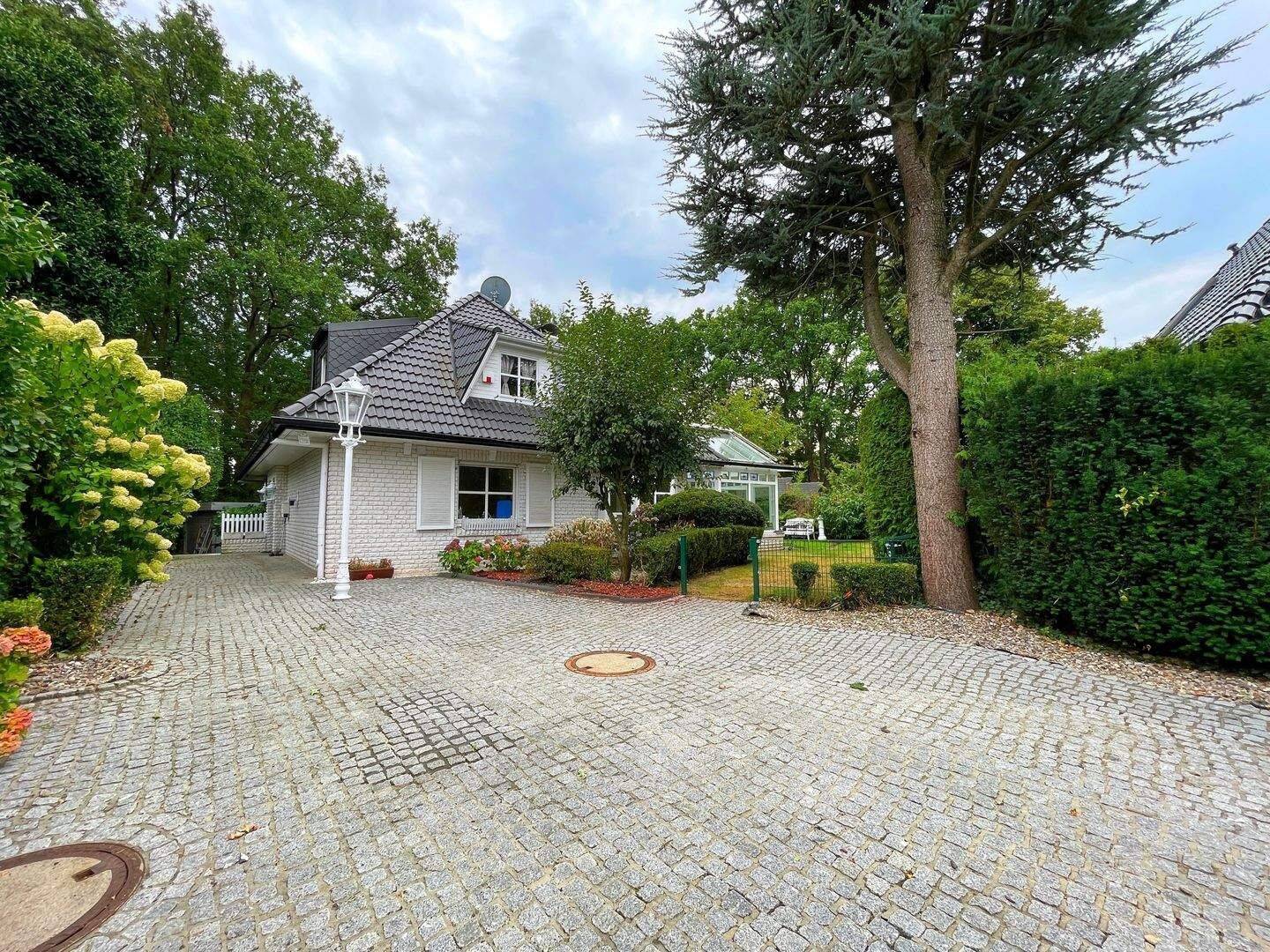 Exklusive Villa mit separater Mieteinheit-Eigenes Tor Eigener Weg, 22397 Hamburg (Wandsbek Duvenstedt Lemsahl-Mellingstedt Wohldorf-Ohlstedt)