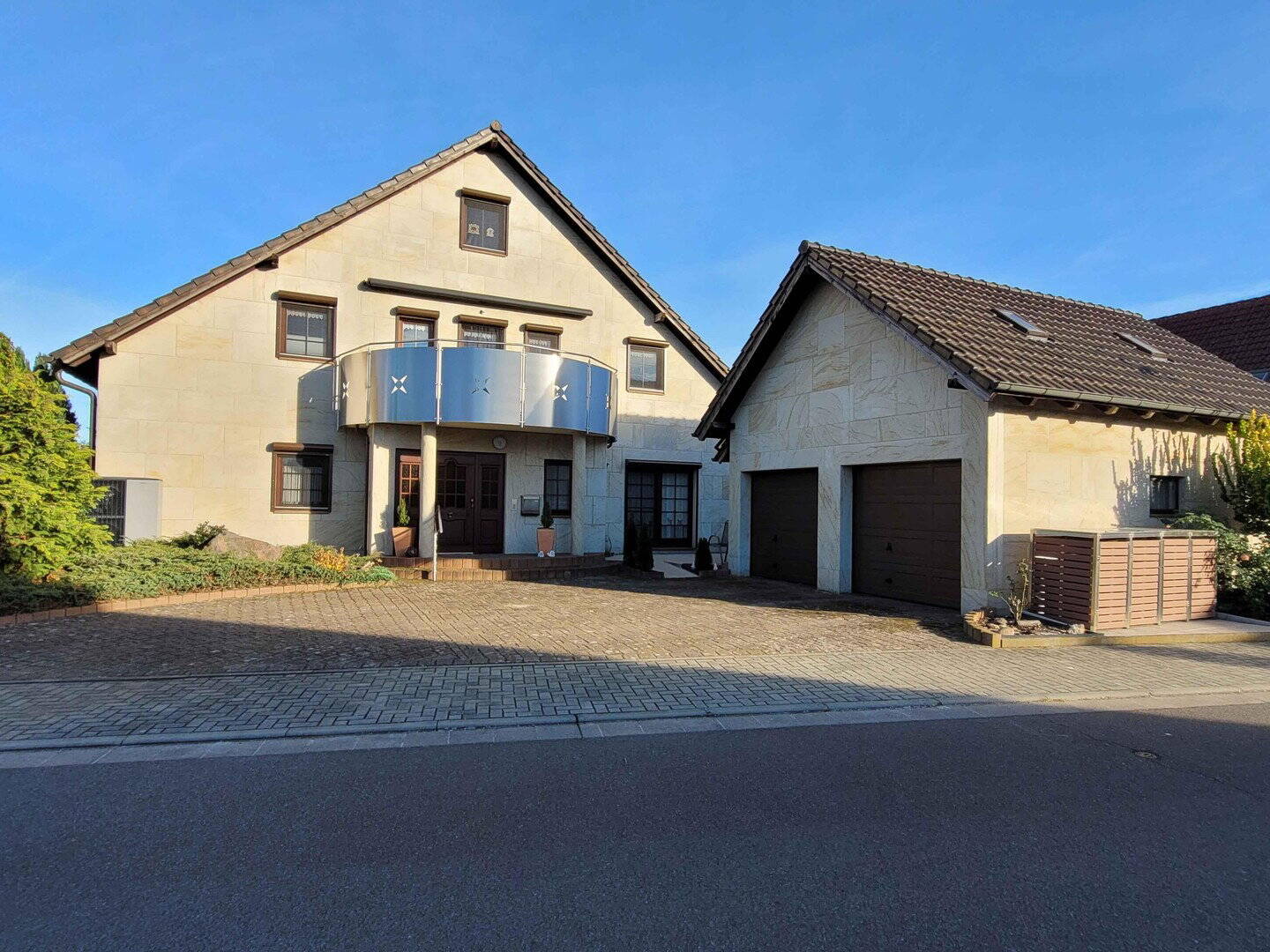 Eindrucksvolles Zweifamilienhaus konzipiert als Mehrgenerationenhaus in Cottbus-Döbbrick, 3054 Cottbus (Döbbrick Skadow)