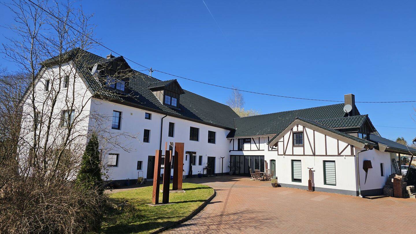 Wohnen und Arbeiten perfekt vereint: Geräumiges Haus in idyllischer Lage im Westerwald, 57610 Altenkirchen (Westerwald)