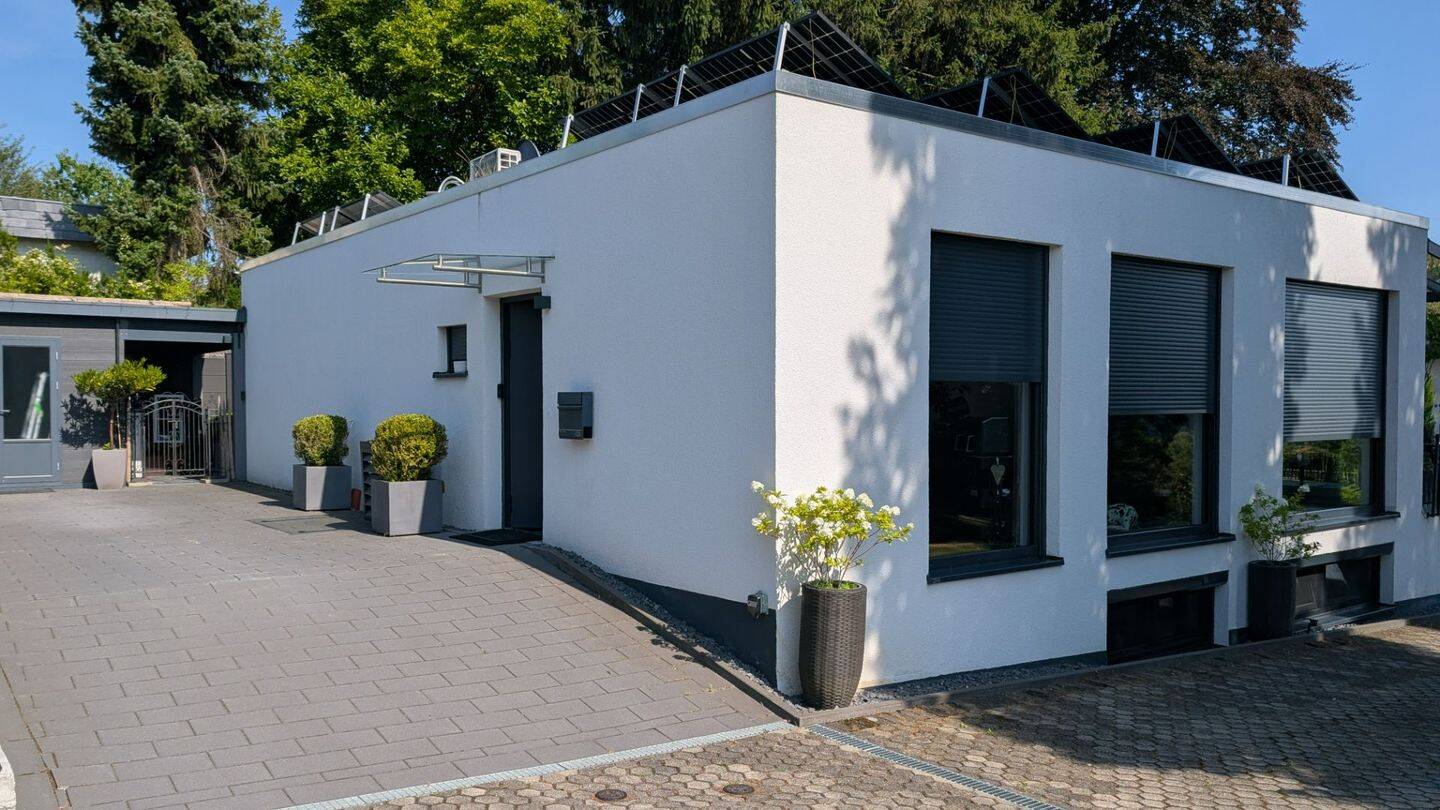 Neubau-Bungalow mit Fernblick: bezugsfrei, barrierearm, A+ und smart mit 2 Einheiten in Rommerscheid, 51465 Bergisch Gladbach