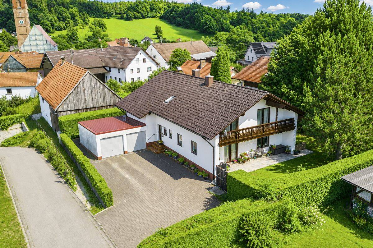 Viel Raum für die Familie: Großzügiges Einfamilienhaus mit Garten und Doppelgarage in Walkertshofen, 86877 Walkertshofen