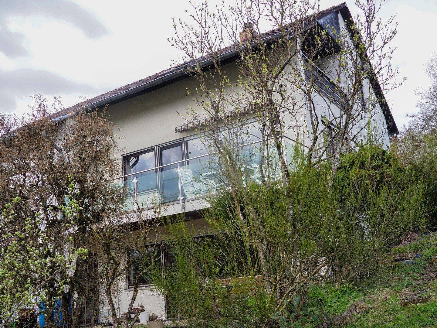 Wohnen mit Traumblick – Vielseitiges Mehrfamilienhaus mit drei Wohneinheiten in Heiligkreuzsteinach, 69253 Heiligkreuzsteinach
