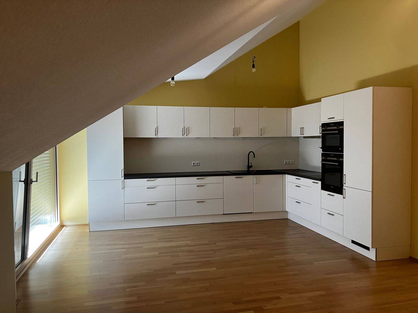 Helle 3-Zimmer-Dachgeschosswohnung mit Balkon und Weitblick — Neubau 2020, 89179 Beimerstetten