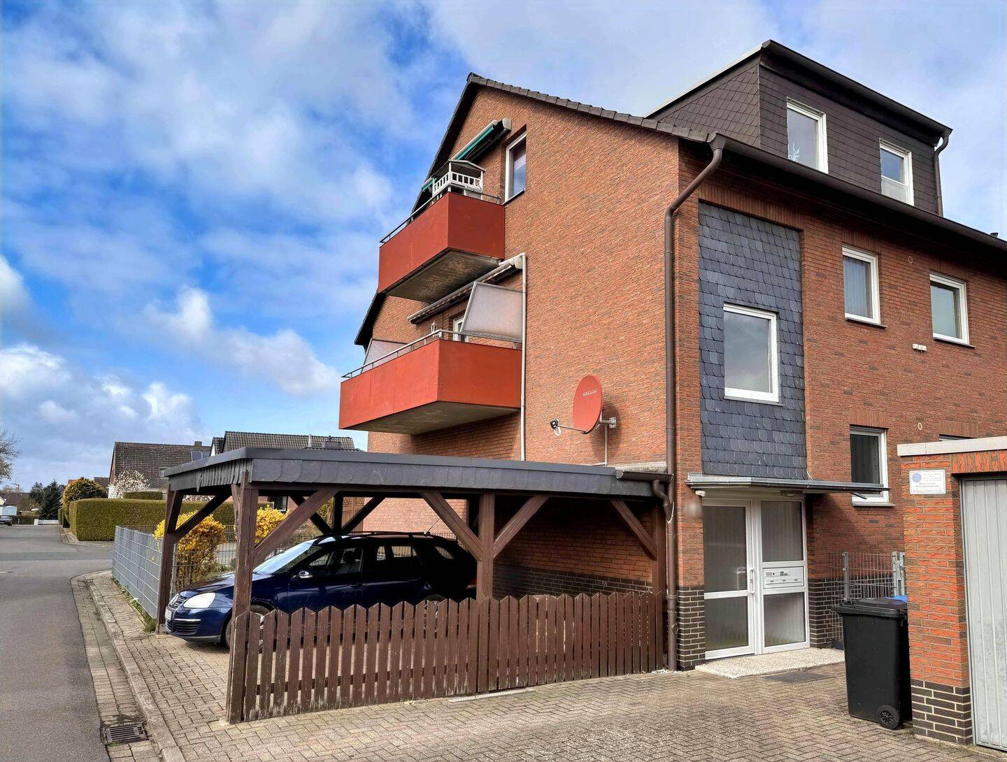 Giesen OT Ahrbergen: Bezugsfreie Wohnung im 1. OG mit Balkon und eigenem Gartenanteil, 31180 Giesen