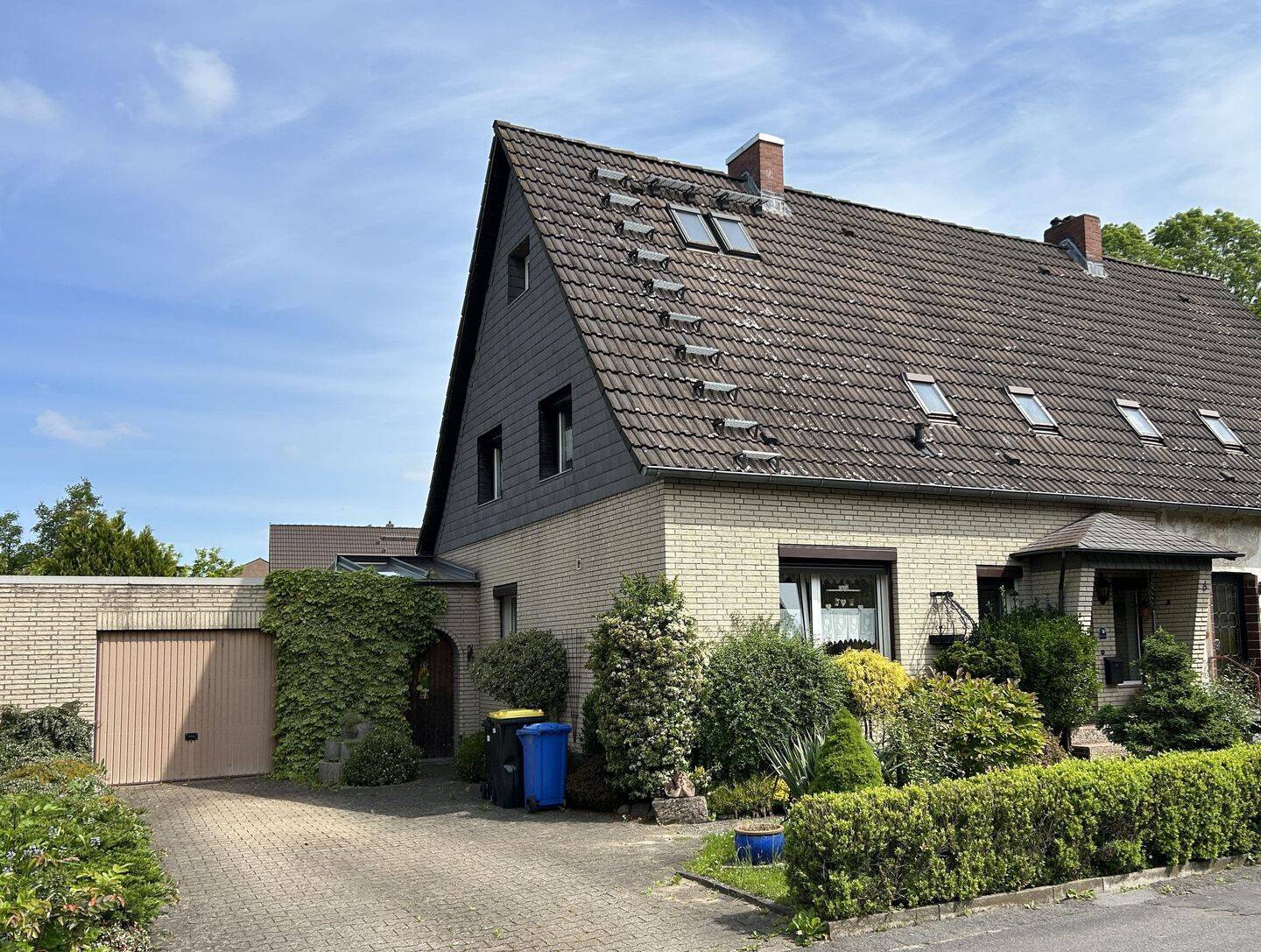 Doppelhaushälfte mit Garten, Garage und überdachter Terrasse in Salzgitter-Hallendorf, 38229 Salzgitter