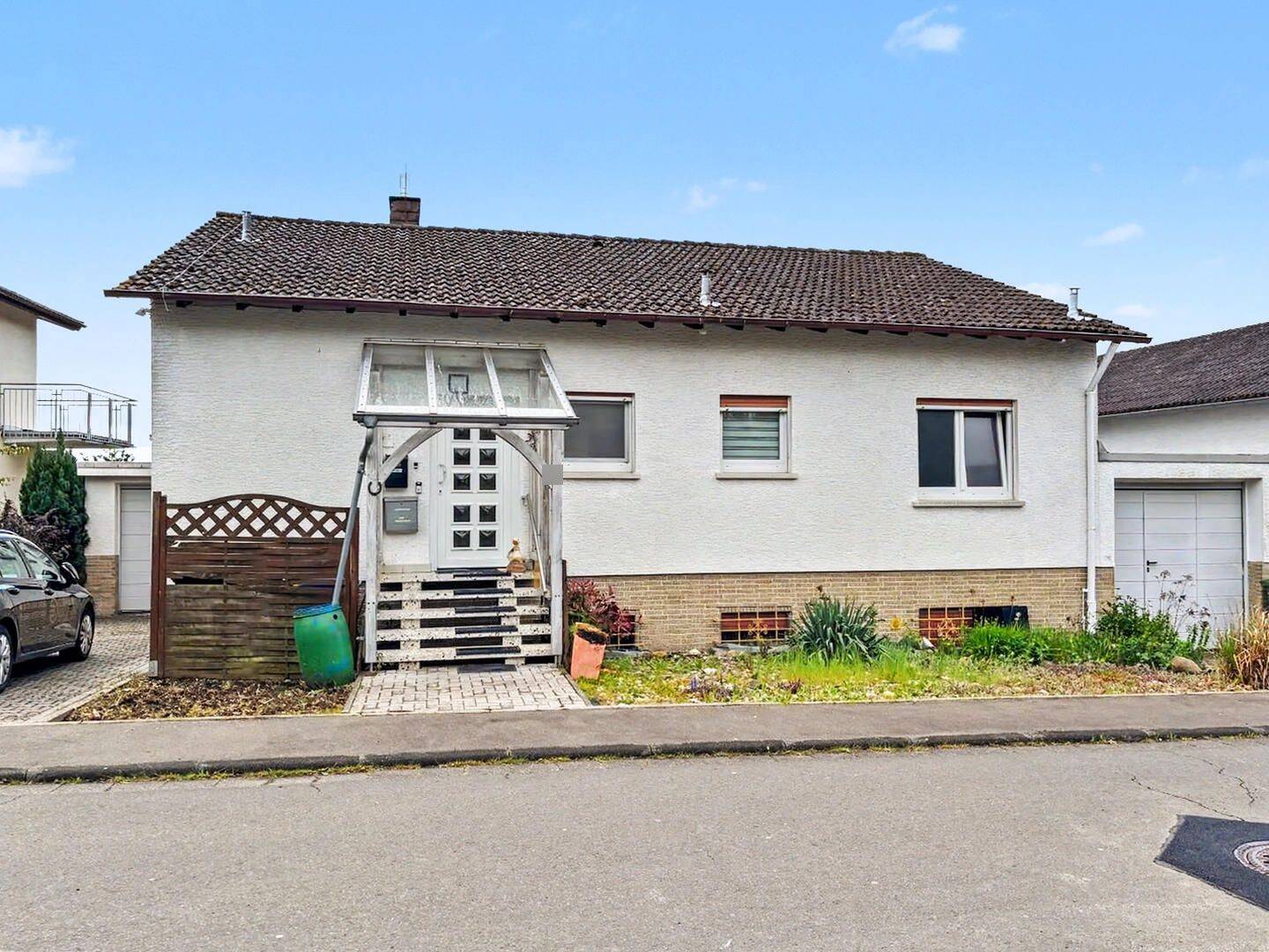 Exklusives Zweifamilienhaus mit Wintergarten, Außenpool und Ausbaupotenzial in Wettenberg-Wißmar, 35435 Wettenberg