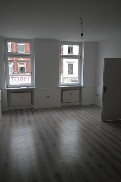 Großzügige 3-Zimmer mit Laminat, EBK und Wannenbad in zentraler Lage!, 8056 Zwickau