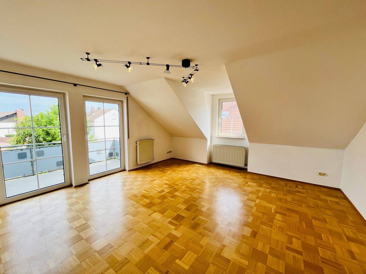 3-Zi.-DG-Wohnung mit ca. 70 m² in begehrter Lage Petersbergs – Balkon, EBK & Stellplatz!, 36100 Petersberg